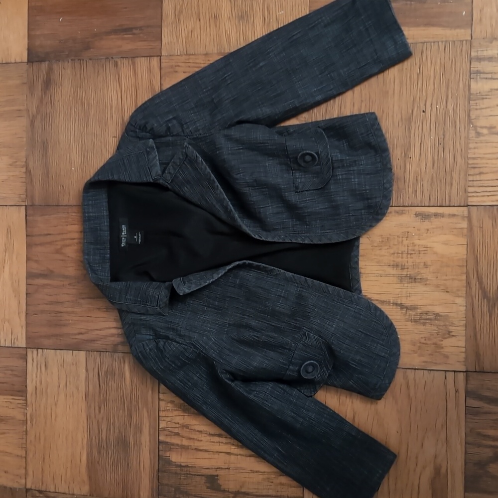 Cropped dark gray blazer with button and pocket details